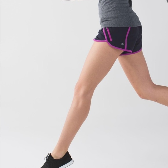 Lululemon Tracker Shorts III 4-Way Stretch Regal Plum Sz 6 Rare 2015 Release - Picture 3 of 8
